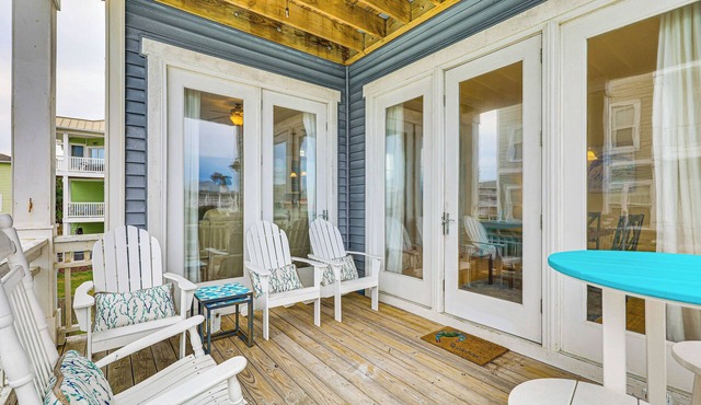 Walk to Beach: Coastal Carolina Home w/Decks!