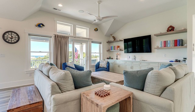 Walk to Beach: Southern Shores Retreat w/Hot Tub