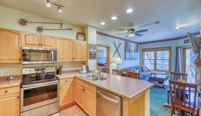 Walk to the Slopes, Amazing Ski Area Views, Shared Hot Tubs Too
