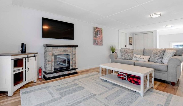 Walkable Bethel Apartment| Shared Hot Tub, Firepit