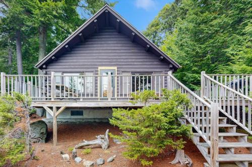 Waterfront cabin with amazing views from the deck & lake access