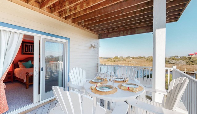 Waterfront condo with pool, central AC, amazing views, & stylish decor