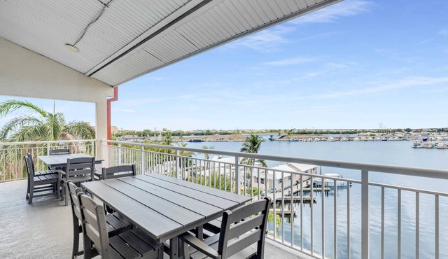 Waterfront Dock Pool Near Duval St Penthouse