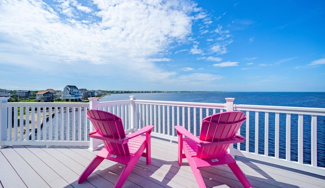 Waterfront home w/private dock, hot tub, charcoal grill, A/C, multiple decks