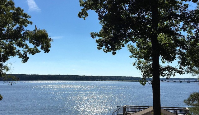 Waterfront, Main Lake, Great fishing, Fast Internet, Close to Marina