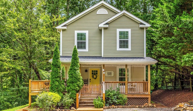 "White Cottage Inn" Charming, Cozy, Convenient!