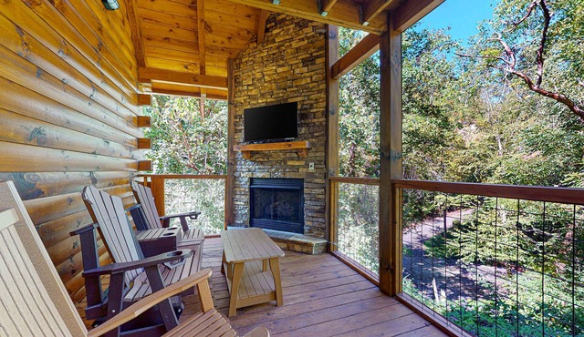 Wooded cabin w/hot tub, fireplaces, & furnished deck