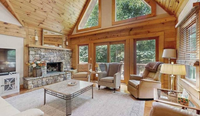Woodsy cabin with hot tub, gas fireplace, firepit, balcony & gas grill