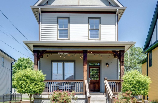 Downtown house! Sleeps 10!