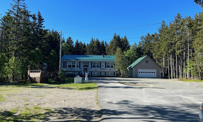Bass Harbor House | Near Bass Harbor lighthouse and Acadia National Park