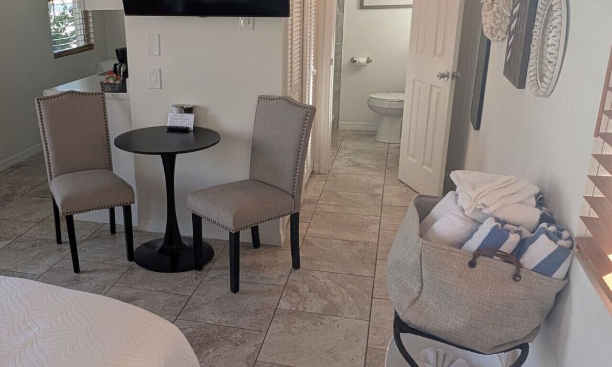 Siesta Key Hotel | #7-TwinPalms-King Studio Suite