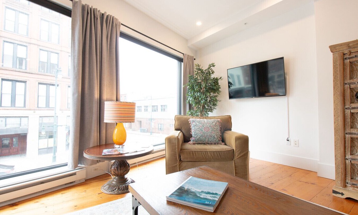 Downtown Portland Apartment | Stylish Brownstone Downtown Free St|Perfect Getaway for 2