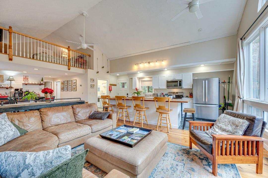 North Conway House | White Mountains Home w/Hot Tub - Walk to Town!