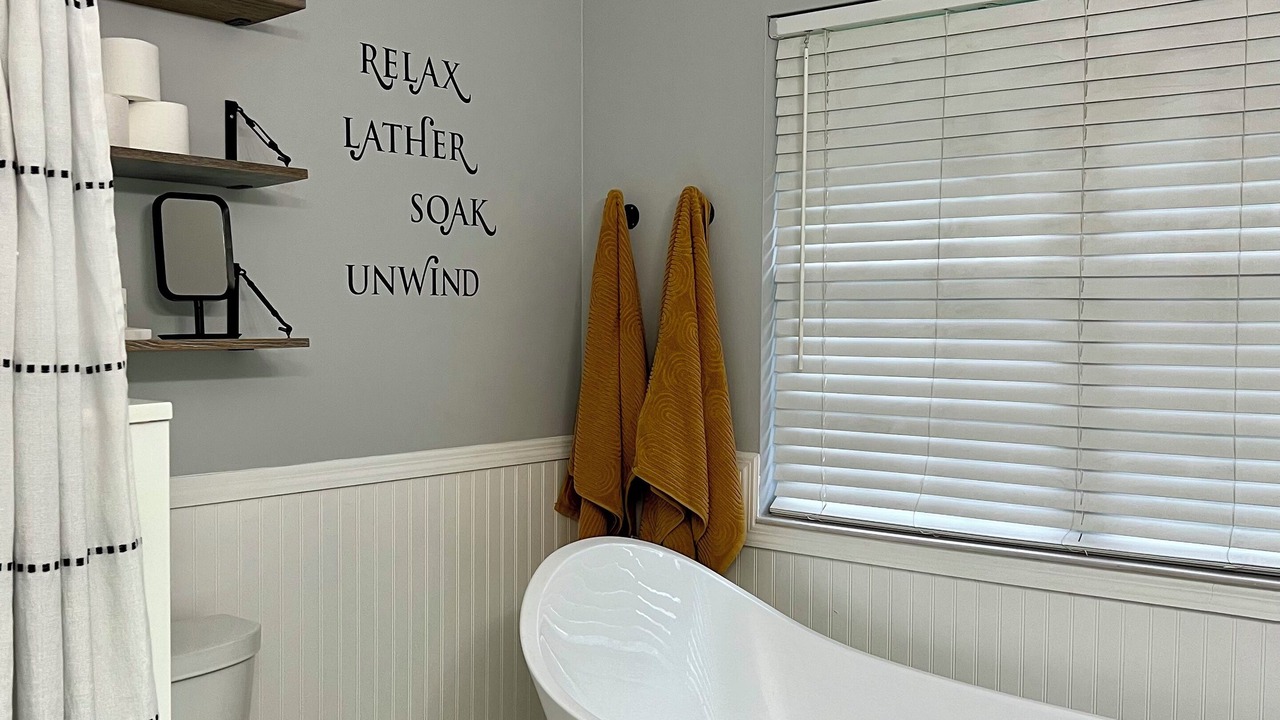 Photo of Bathroom in Golden Glades - The Woods