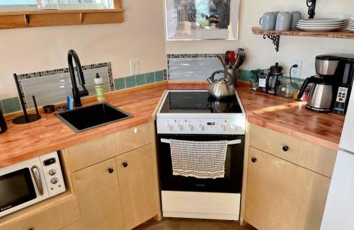 Blue Hill House | LadySlipper - Cozy Cottage with Sunrise Views