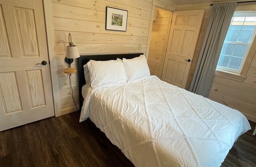North Sebago Villa | Chickadee Limit 4 2 Bedroom Cabin