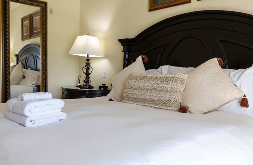 Reunion Apartment | 3BR Family Apartment for 8 Peaceful Residential Retreat