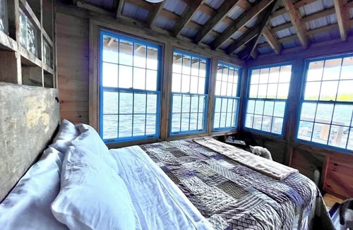 Monmouth House | Floating Island Cabin