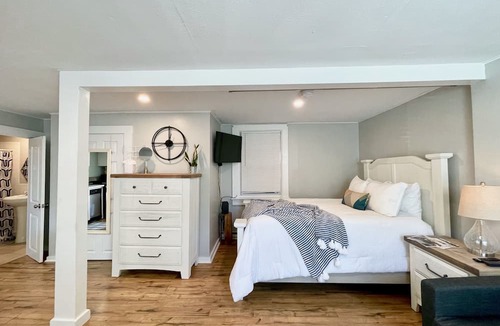 Yachting Village Apartment | Super-Walkable Downtown Studio