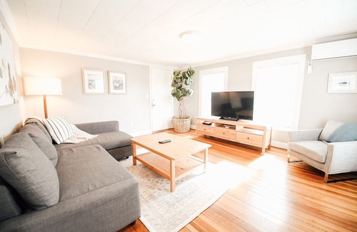 East Bayside Apartment | PORTLAND PENINSULA-SPACIOUS WALKABLE EAST END SPOT