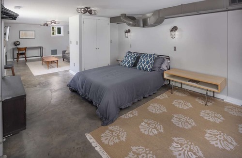 Richmond Apartment | Southeast Portland Retreat - Private Entrance - Walkable to Restaurants & Bars - 5 Min to Downtown