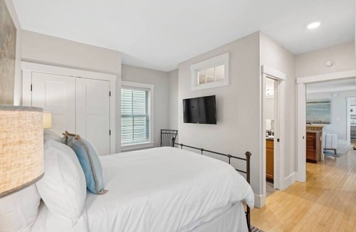 West End Condo | Renovated condo with prime West End location, 2 en suite bathrooms, & HGTV style