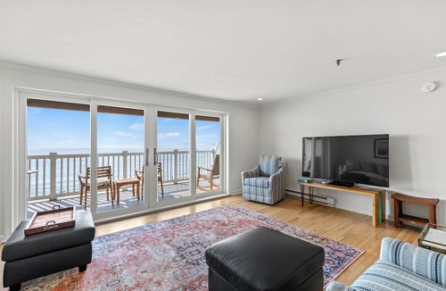 Old Orchard Beach Apartment | Ocean Front Penthouse suite, Luxurious 2-bedroom,1350 sqft,2 decks, A+ location