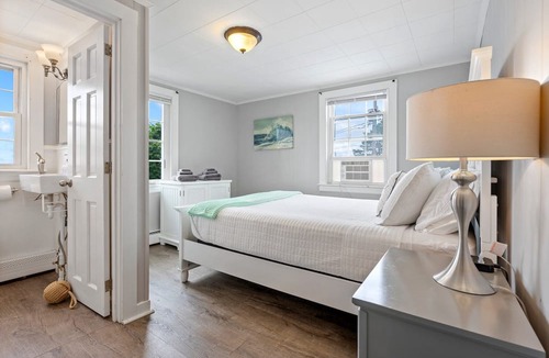 Ocean Park Apartment | Steps to the Beach! Dog & Fam. Friendly, Outdoor Shower & Lounge Area, Sleeps 6