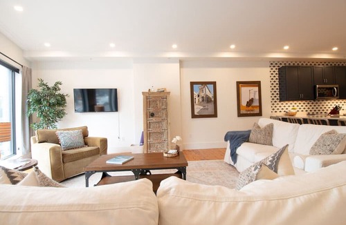 Downtown Portland Apartment | Stylish Brownstone Downtown Free St|Perfect Getaway for 2