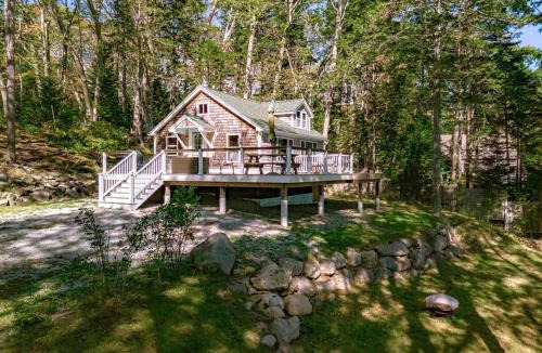 Cushing House | Settlers Cottage, cute Maine home with water views