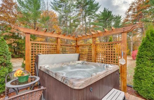 North Conway House | White Mountains Home w/Hot Tub - Walk to Town!