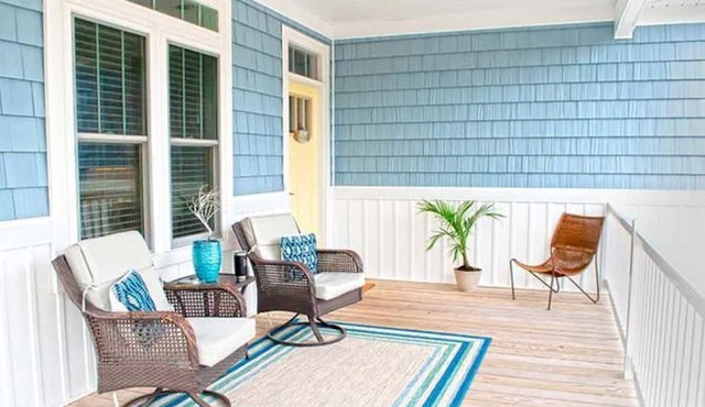 Cozy Home 10-15 min scenic walk from the beach!