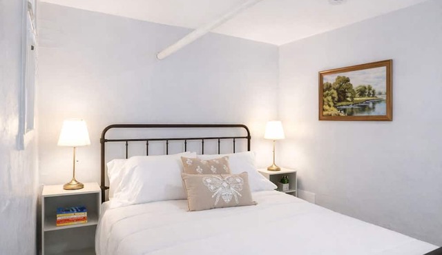 Cozy 1Bdrm Great Location Fast Wi-fi