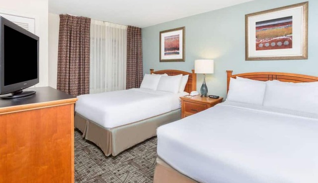 Perfect Location for Your Next Getaway! Convenient Suite w/FREE Breakfast, Pool