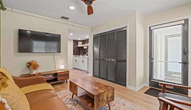 1 Block from AB Town Center: The Coquina House 1