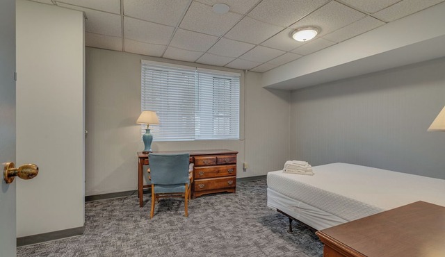 Historic Dorm Room in Music Row!
