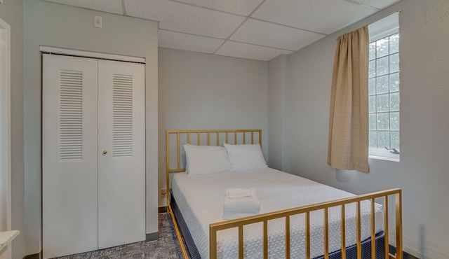 New Listing! - 1 Bedroom apt in Music Row, Historic Building!