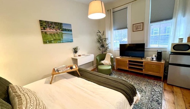 Location, location! Prime- West End Studio. Walkable to entire city!
