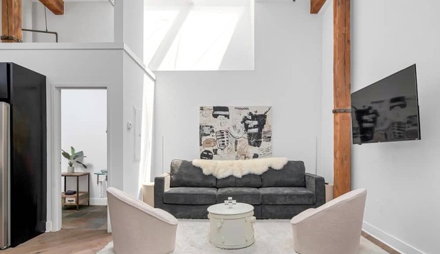 Downtown Music City Loft living! ~Steps to the Ryman and Broadway