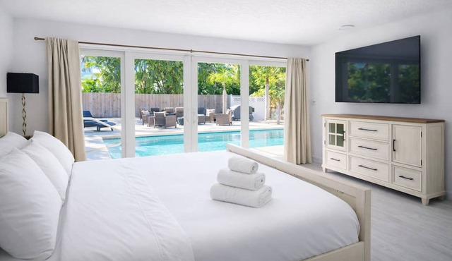 Luxury Lido Key Getaway with heated saltwater pool on St Armand's Circle