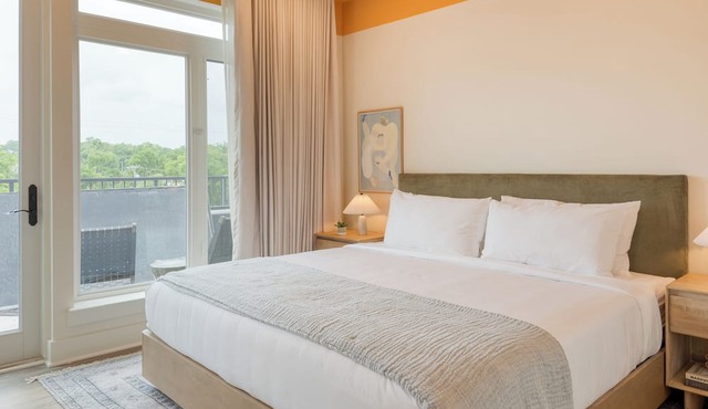 Rooftop + Courtyard | 2BR w/Balcony | Gilmore