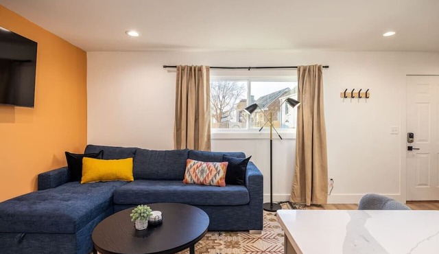 Condo By Vanderbilt and Belmont, 3 miles to Downtown + Parking