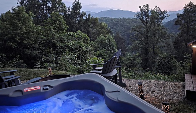 Get an Altitude Adjustment.Hot Tub! Dog friendly. Views! Tubing, waterfalls