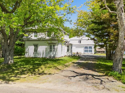 Pom Cottage - 3BR waterfront cottage near Acadia
