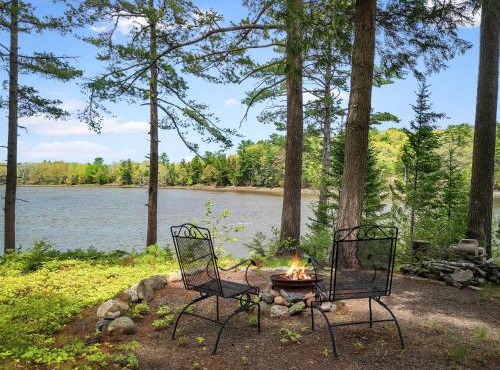 Riverbend Perch - River-view retreat for 2 with kitchen, patio, AC, Wi-Fi