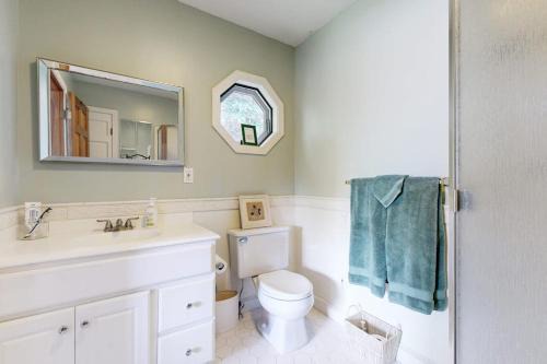 Charming Lakefront House with Outdoor Firepit, Washer/Dryer and Wifi
