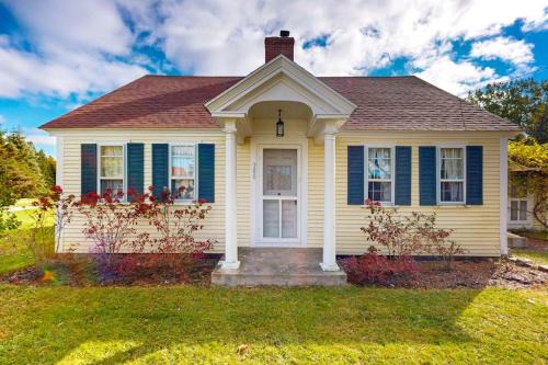 Charming Seaside Cottage with a Gas Fireplace, Spacious Patio, and Nearby Hiking