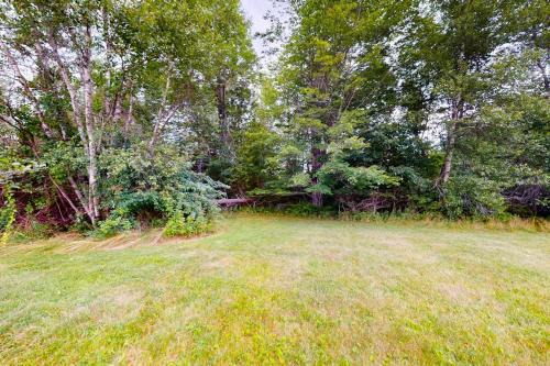 Serene home with a deck, grill, firepit, board games, washer/dryer, & mtn views