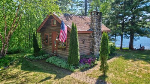 Authentic Maine Log CabinLakefrontKayaksPets